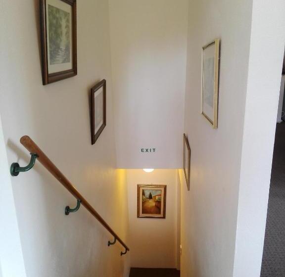 פנסיון Purple Hen Country Lodge