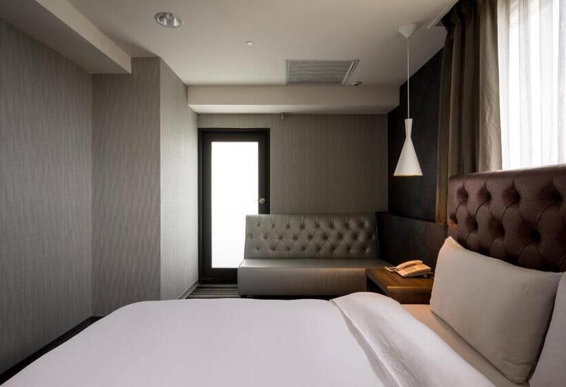 هاستل Jung Zaw Bussiness