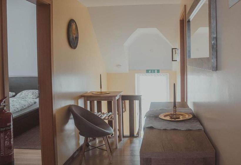 تختخواب و صبحانه Sandur