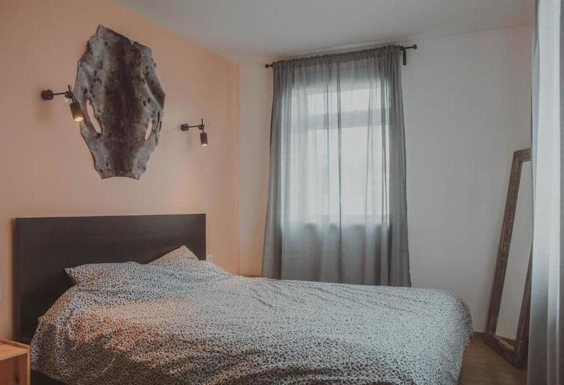 تختخواب و صبحانه Sandur