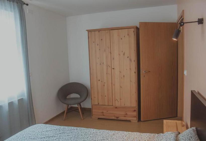 تختخواب و صبحانه Sandur