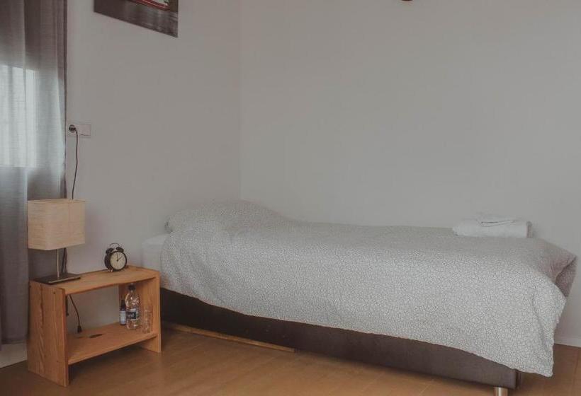 تختخواب و صبحانه Sandur