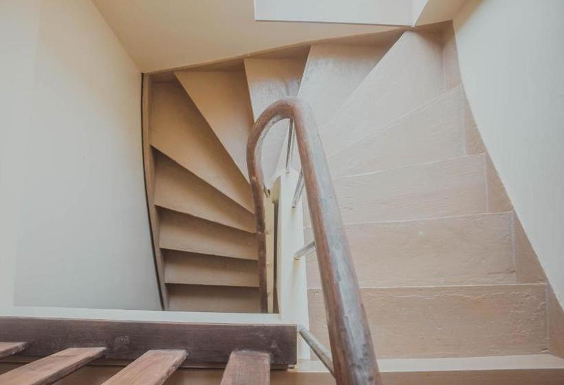 تختخواب و صبحانه Sandur