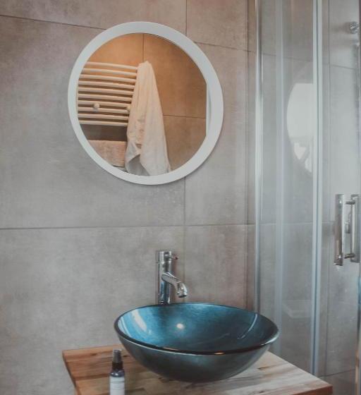 تختخواب و صبحانه Sandur