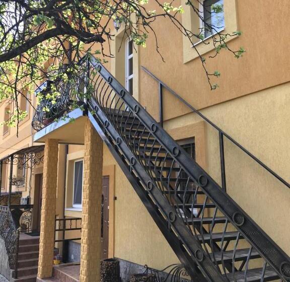 پانسیون Villa L Vovskaia