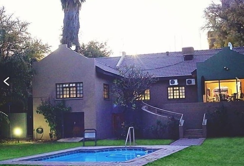 פנסיון Moonriver Guest House