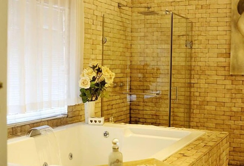 פנסיון Moonriver Guest House