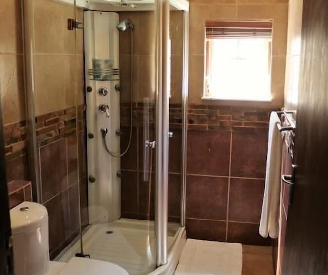 פנסיון Moonriver Guest House