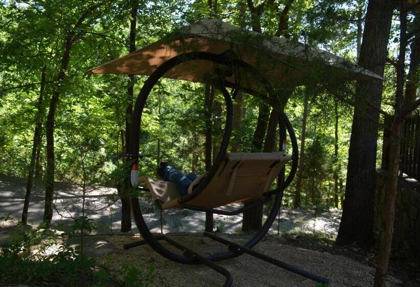 هاستل The Woods Cabins