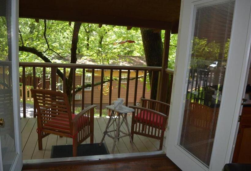 هاستل The Woods Cabins