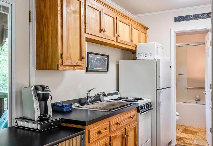 هاستل The Woods Cabins