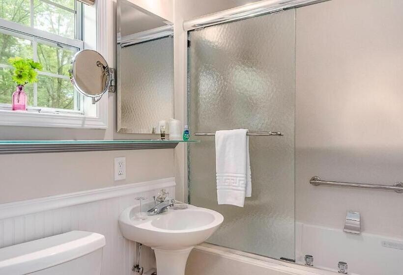 هاستل The Woods Cabins