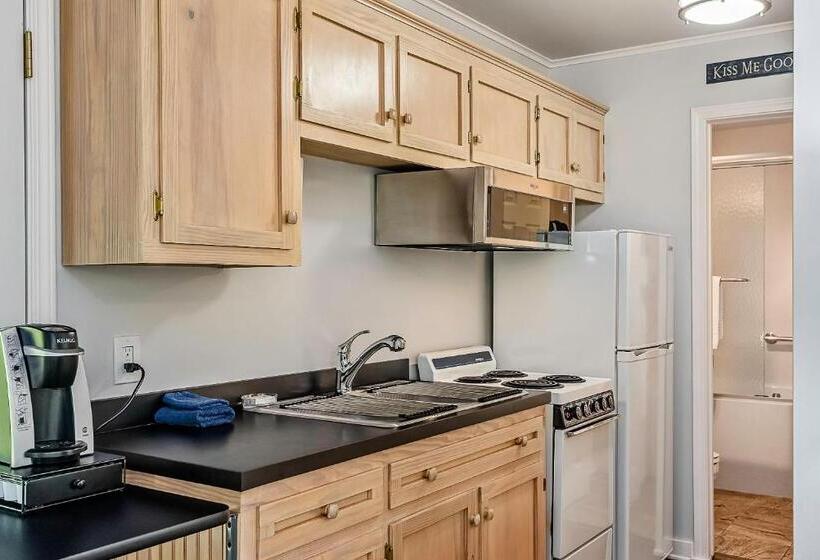 هاستل The Woods Cabins