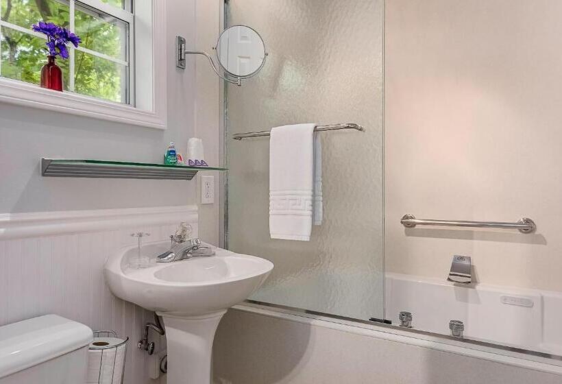 هاستل The Woods Cabins