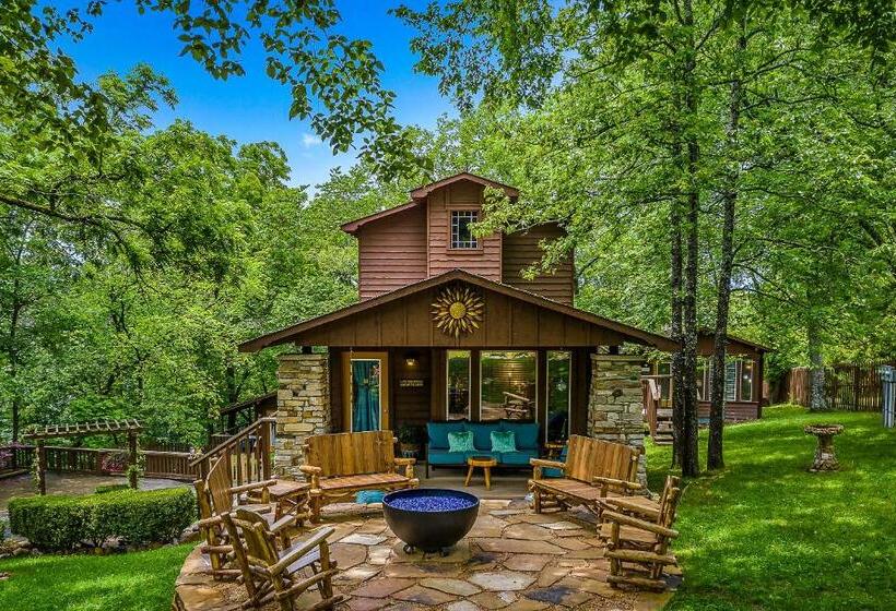 هاستل The Woods Cabins