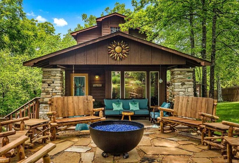 هاستل The Woods Cabins