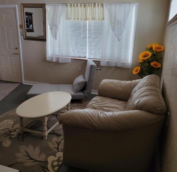 汽车旅馆 Husker Inn