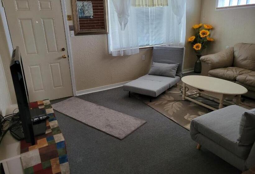 汽车旅馆 Husker Inn