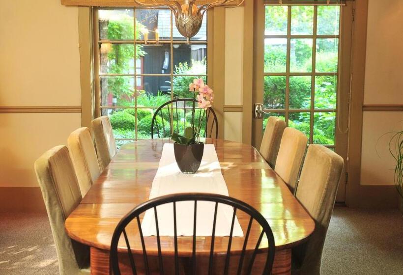 1795 Acorn Inn Bed And Breakfast