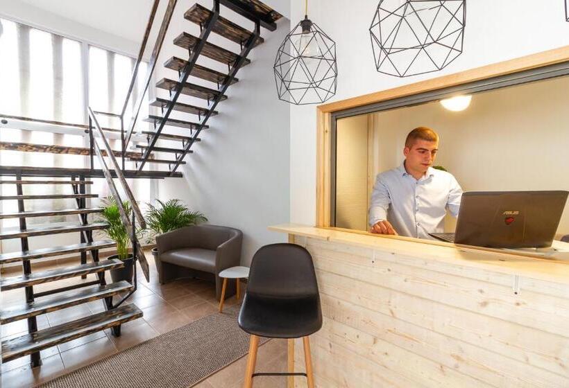 Pensionat Airport Károly Centrál