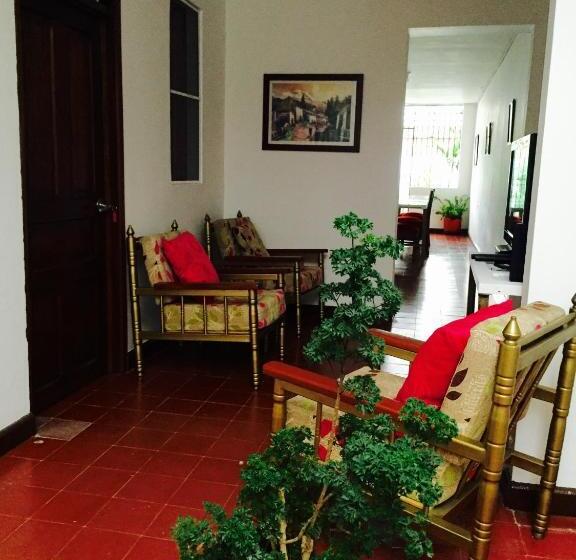 پانسیون Casa Helga A Dos Cuadras De La Basílica, Casa Entera Con Jardín Amplio, 6 Habitaciones, 5 Baños, Coc