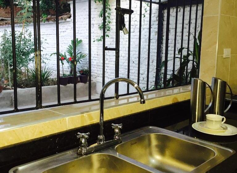 פנסיון Casa Helga A Dos Cuadras De La Basílica, Casa Entera Con Jardín Amplio, 6 Habitaciones, 5 Baños, Coc