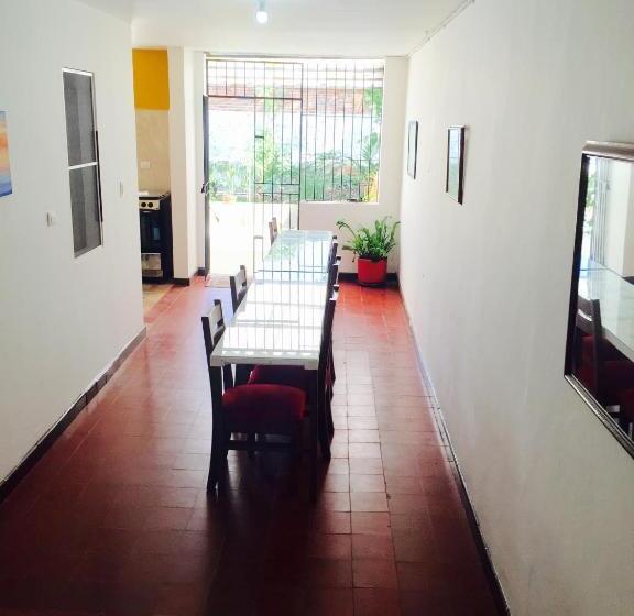 פנסיון Casa Helga A Dos Cuadras De La Basílica, Casa Entera Con Jardín Amplio, 6 Habitaciones, 5 Baños, Coc