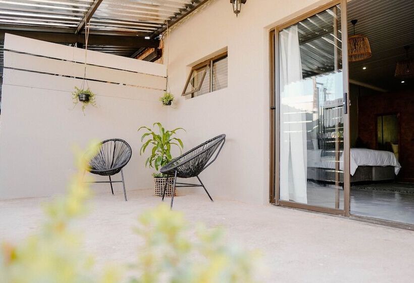 פנסיון Lighthouse Guesthouse & Cafe