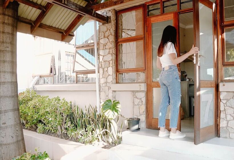 פנסיון Lighthouse Guesthouse & Cafe