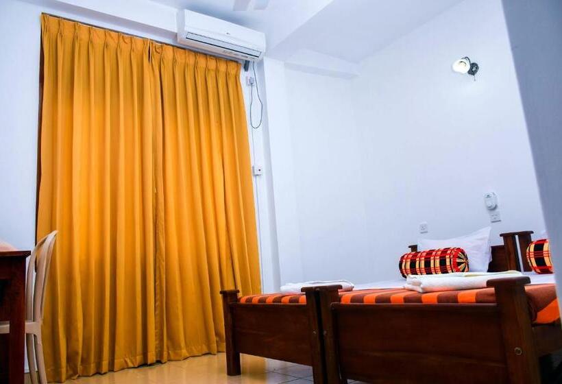 הוסטל Vishmee Holiday Inn