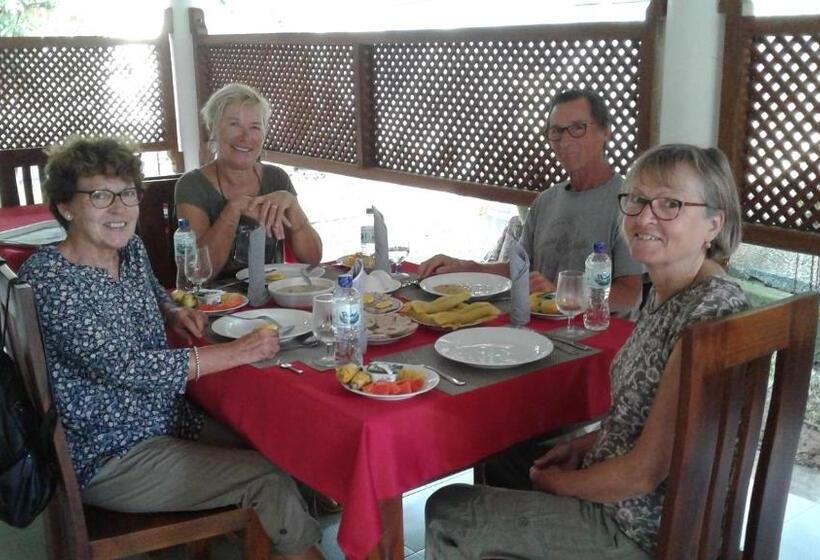 הוסטל Vishmee Holiday Inn