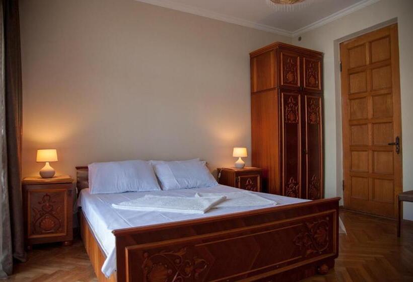 Pension Cozy Guest House In Old Batumi