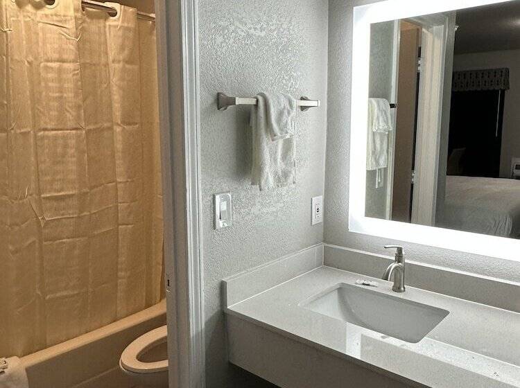 Sleepy Traveler Motel