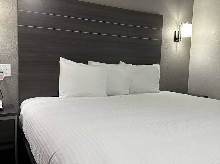 Sleepy Traveler Motel