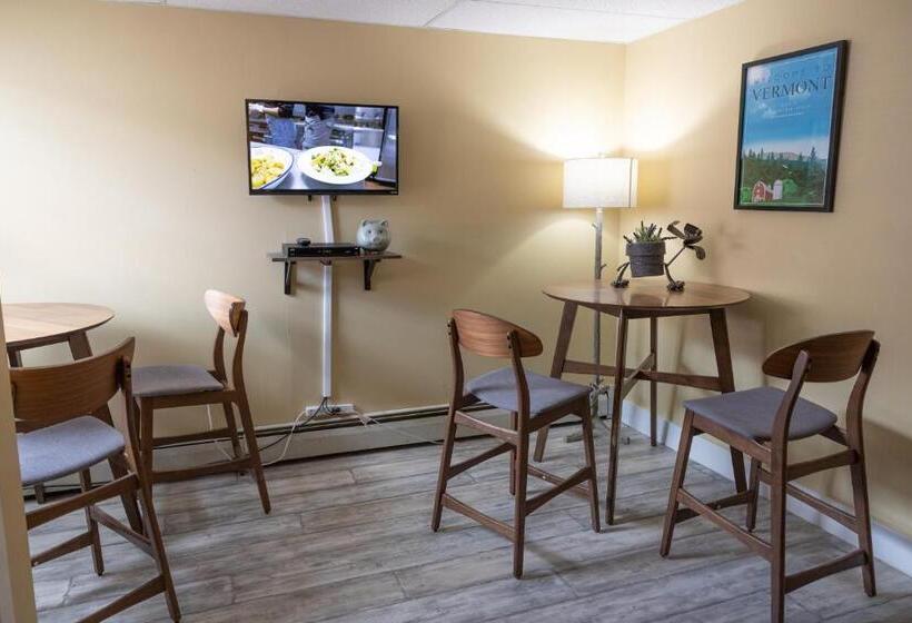 הוסטל Clear River Inn And Tavern