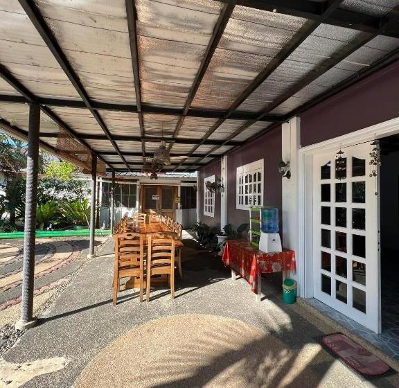 호스텔 Ice Bear Bar & Tourist Inn