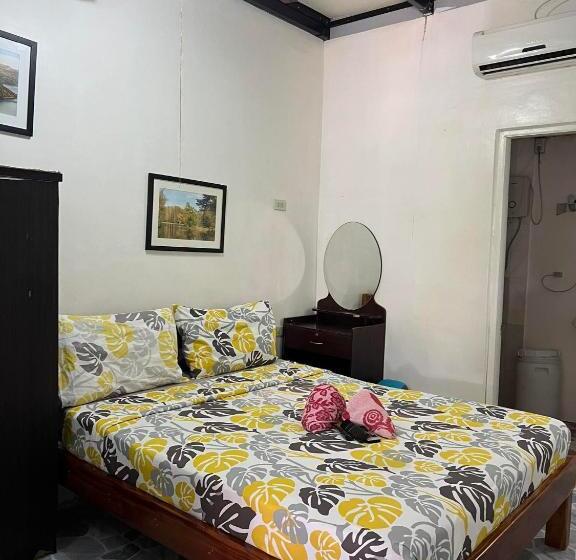 호스텔 Ice Bear Bar & Tourist Inn