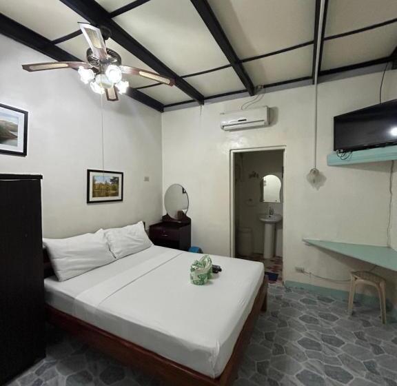 호스텔 Ice Bear Bar & Tourist Inn