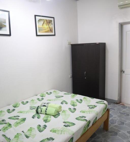 호스텔 Ice Bear Bar & Tourist Inn