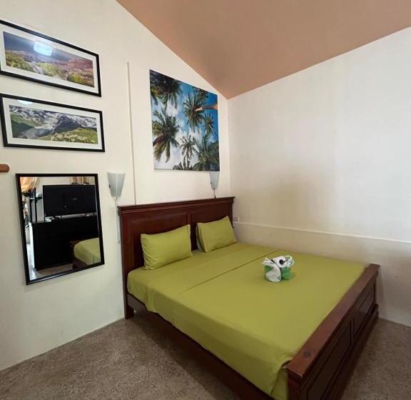 호스텔 Ice Bear Bar & Tourist Inn