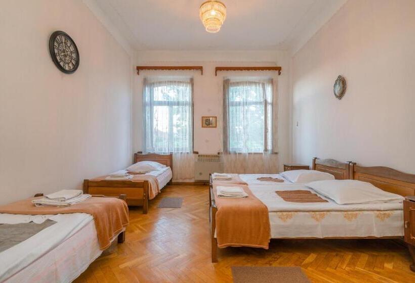 پانسیون Anna's Guest House