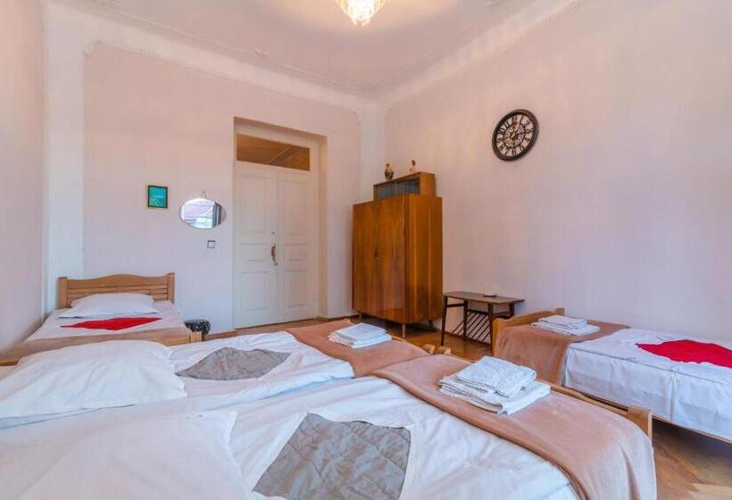 پانسیون Anna's Guest House