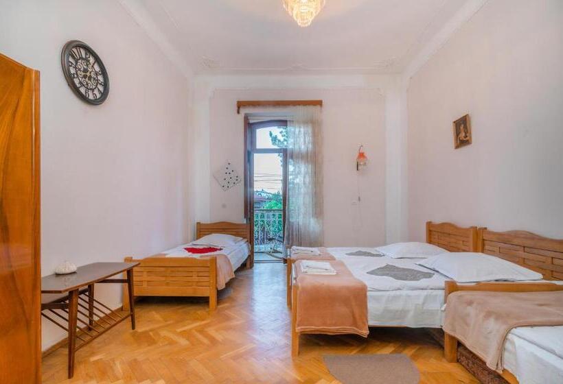 پانسیون Anna's Guest House