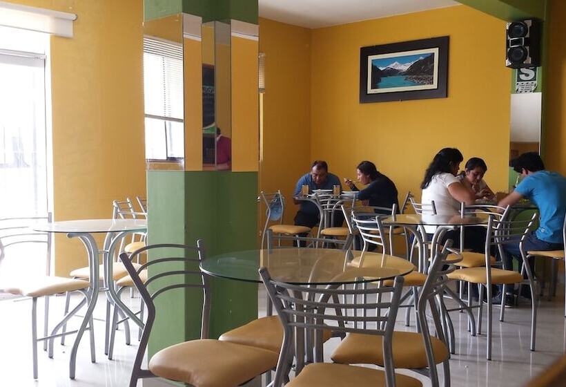 هاستل Hostal Rosales