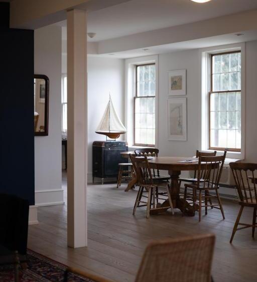 Общежитие South Landing Inn