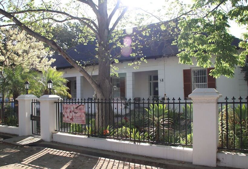 بنسيون Petal S Place