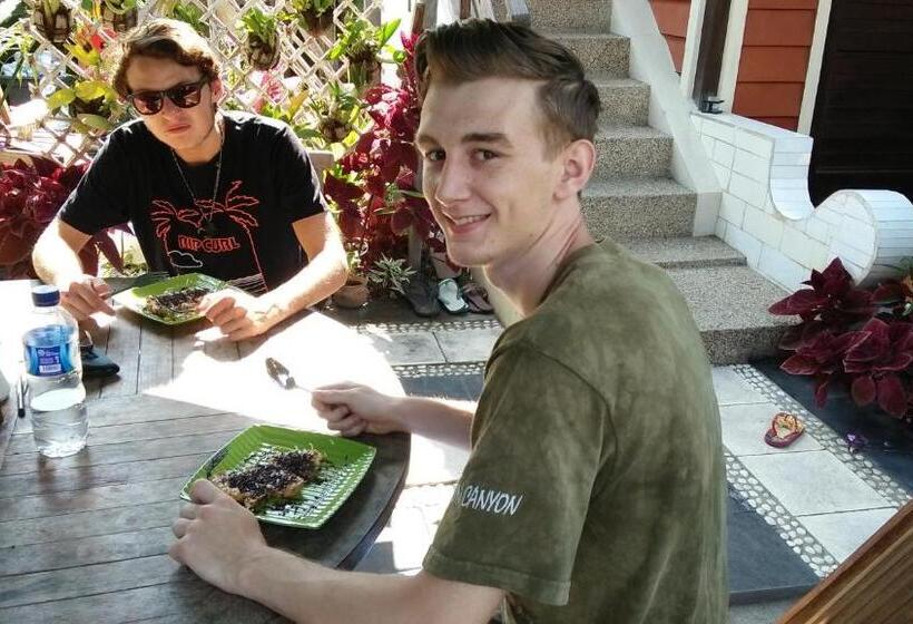 פנסיון The Arya Guest House