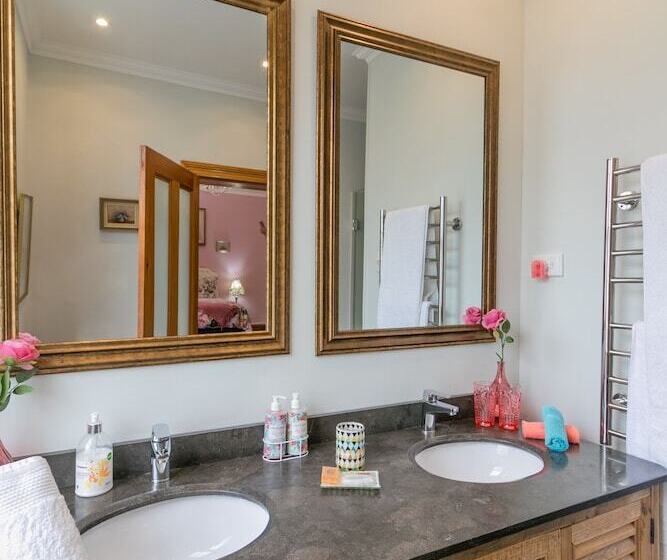 פנסיון Betty S Boutique