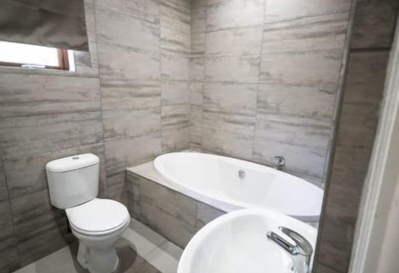 פנסיון The Royal Guest House