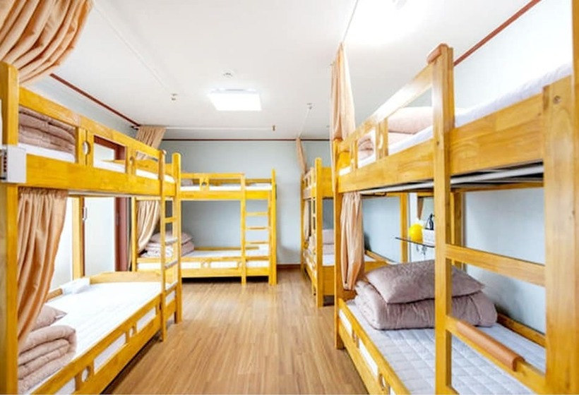 Pensió Long Island Guesthouse   Hostel